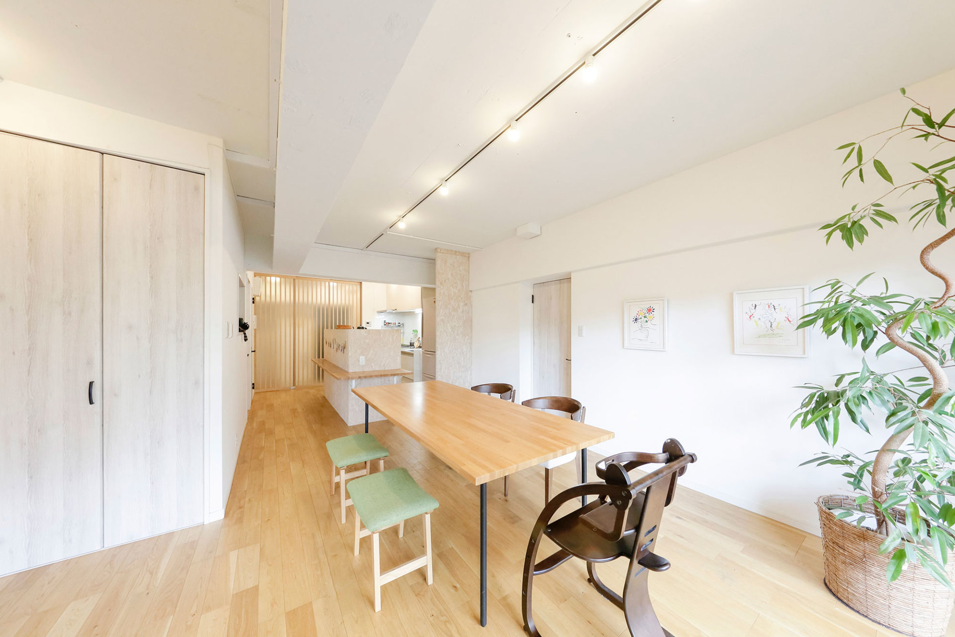 広い土間と家族が集まるダイニングスペースが中心のお家