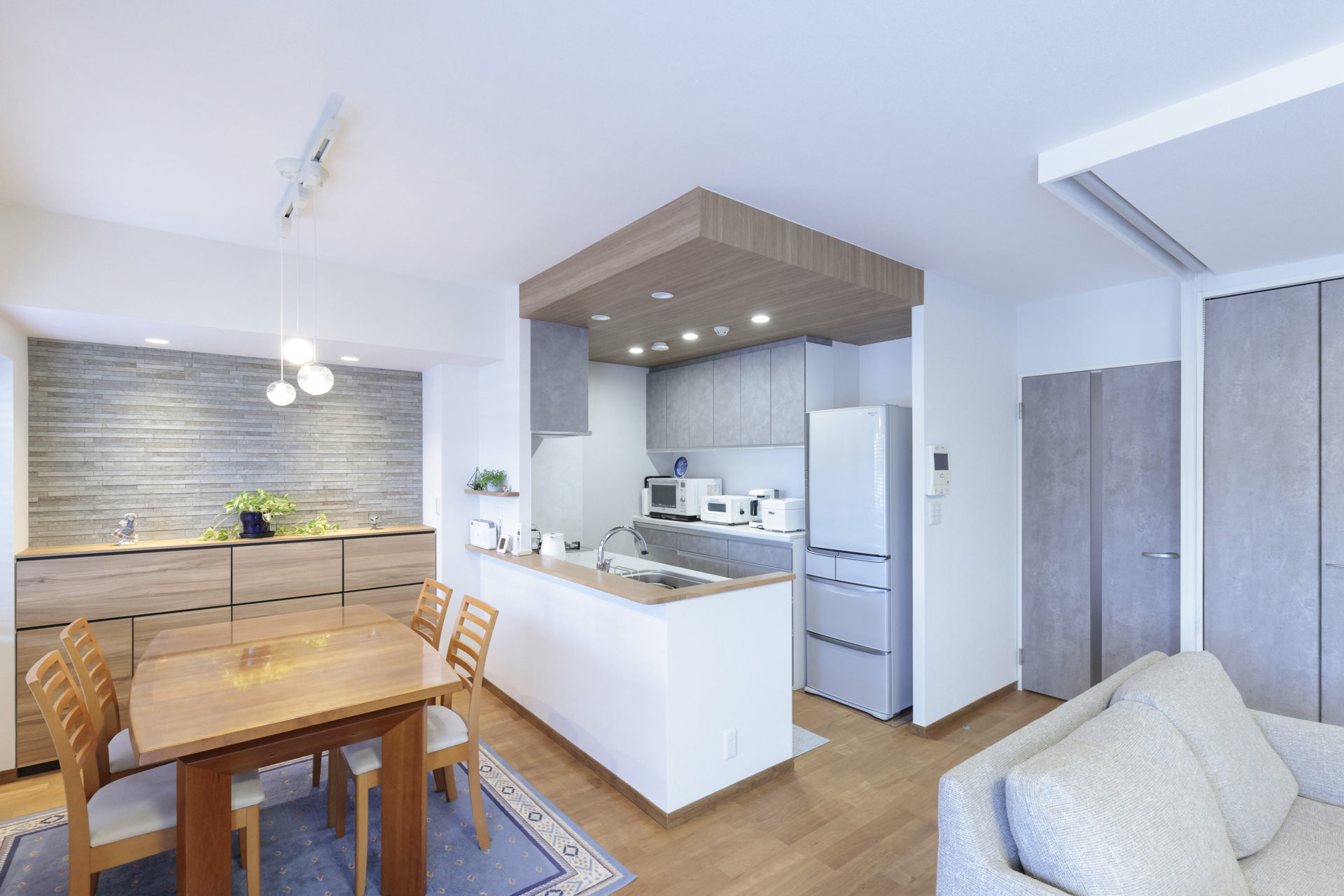 和室をなくし広々LDKに。キッチンは明るく開放的に。