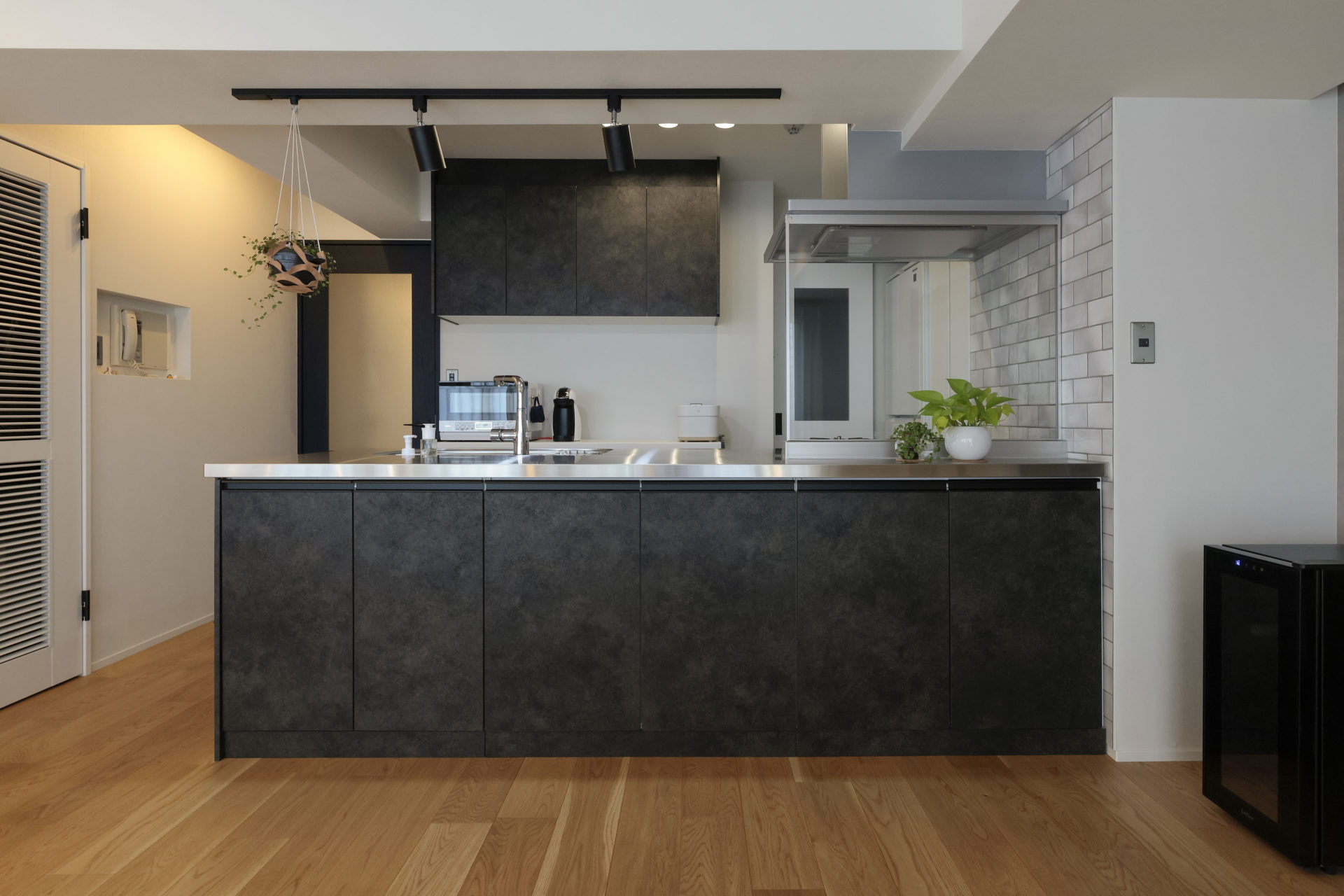 ナチュラルな空間に洗練されたキッチンが映えるお家